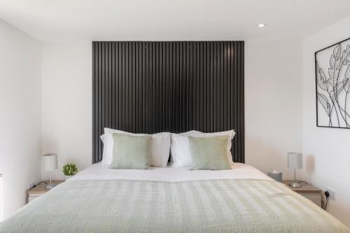 Modern Studio Central Location Private Bathroom and shared Kitchen 2