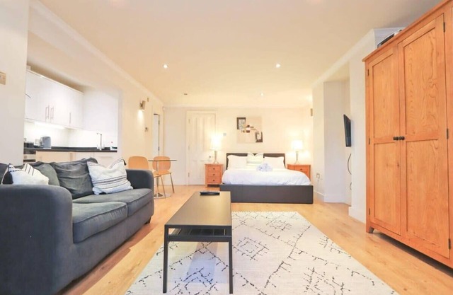 Modern Studio in Desirable Clifton Area