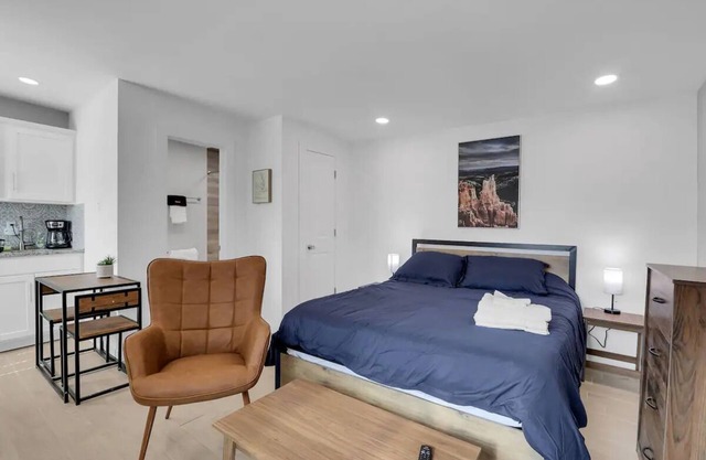 Modern Studio! Perfect for Business Travelers