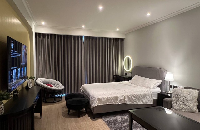 Modern studio w/ overlooking beach & free Netflix -