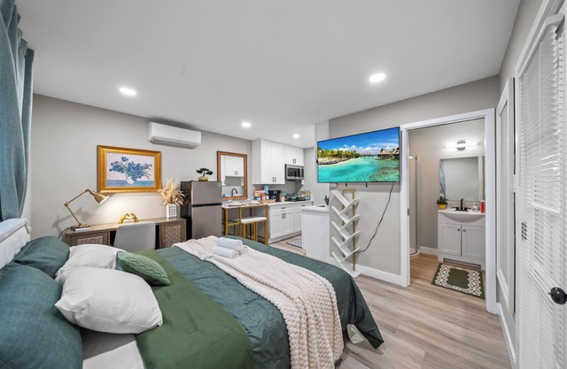 Modern Studio w King Bed, Full Kitchen, Gated Yard