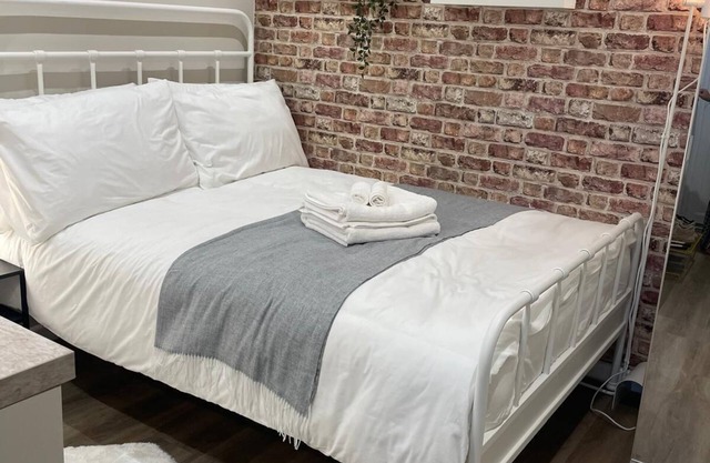 modern studio with WiFi in charming manchester near metro link tram stop