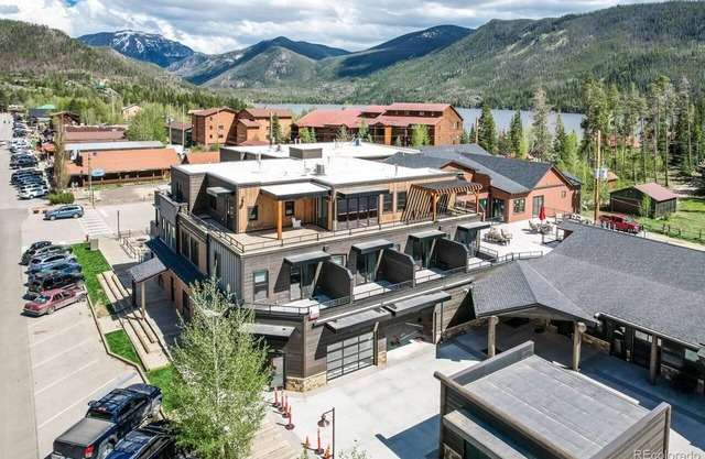Modern studio with huge balcony overlooking main street in Grand Lake