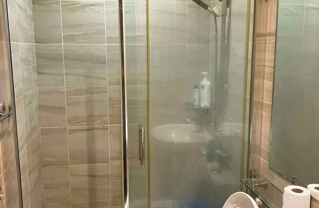 Modern Studio with Netflix in Enchanting Gramercy Makati