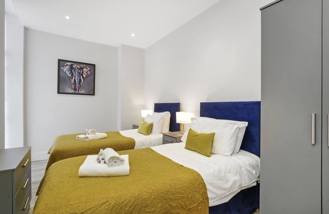 Modern & Stunning 1 BDR APT- On-site free Parking- Slough