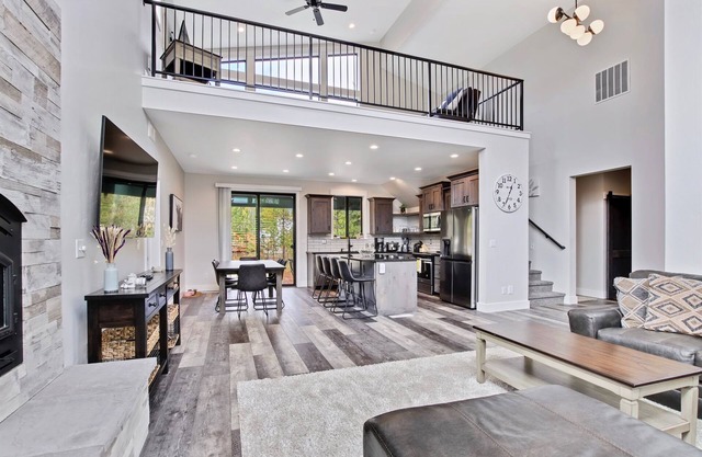 Modern Stunning 3 bedroom Cabin in Donnelly close to Tamarack!