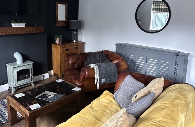 Modern, stylish 3 bed house, FREE parking, child friendly - 5 mins from the city