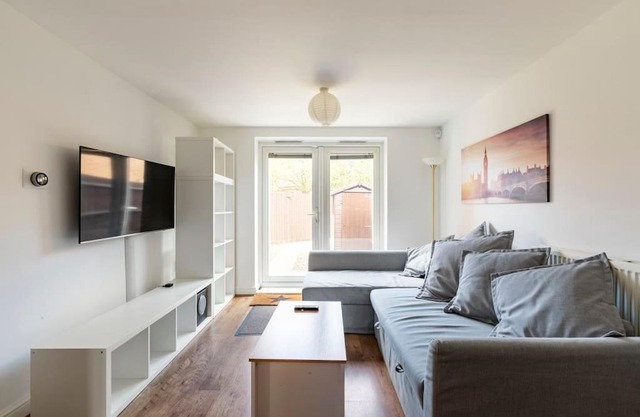 Modern & Stylish 2 Bedroom Apartment! - Ground Floor - FREE Parking for 2 Cars - Netflix - Disney Plus - Sky Sports - Gigabit Internet - Newly decorated - Sleeps up to 5! - Close to Bournemouth Train Station