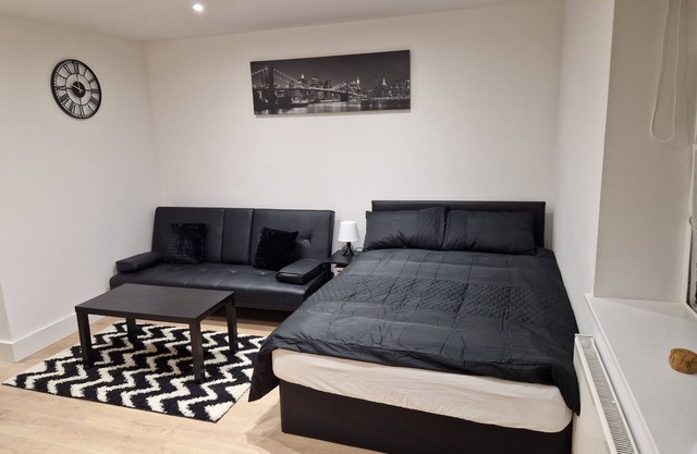 Modern, stylish and homely studio APT with separate kitchen and bathroom