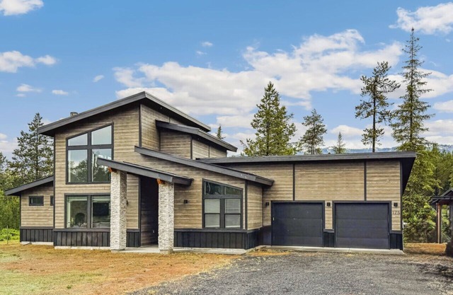 Modern & Stylish Home on the Outskirts of Donnelly