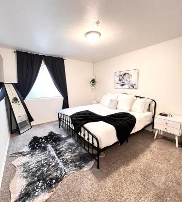 Modern & Stylish King bed WiFi
