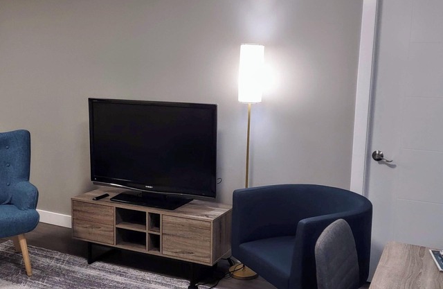 Modern suite- close to major amenities