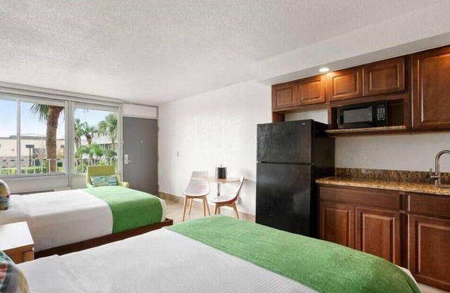 Modern Suite Close to Medieval Times and Capone's Dinner Show