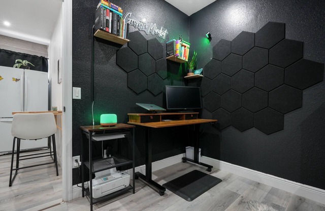 Modern Suite: Creator's Dream just 5 minutes from Airport!