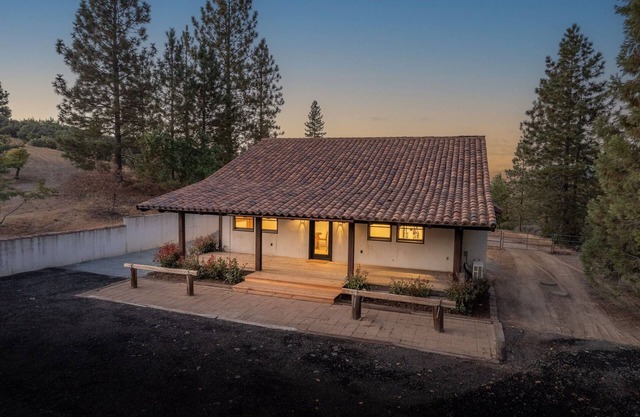 Modern reclaimed barn with AC adjacent to Yosemite National Park pets welcome.