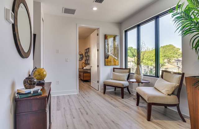 Modern Tampa Townhome Near Midtown, WFH Friendly!