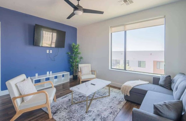 Posh 2BD | Pool+Gym+Parking+W/D| Sleeps 6