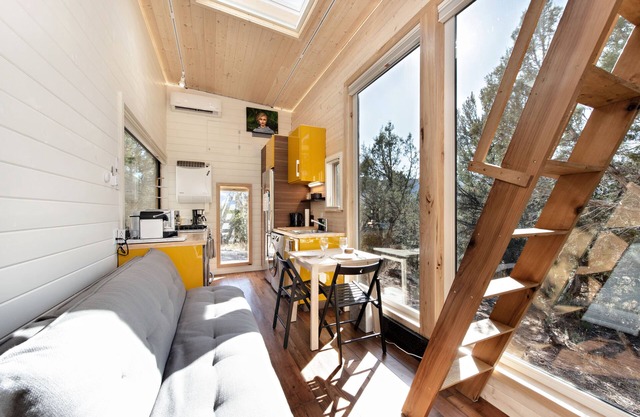 Cozy, Modern Tiny Home, 25 Min. Pour skier, 3 min. aux magasins et restaurants!