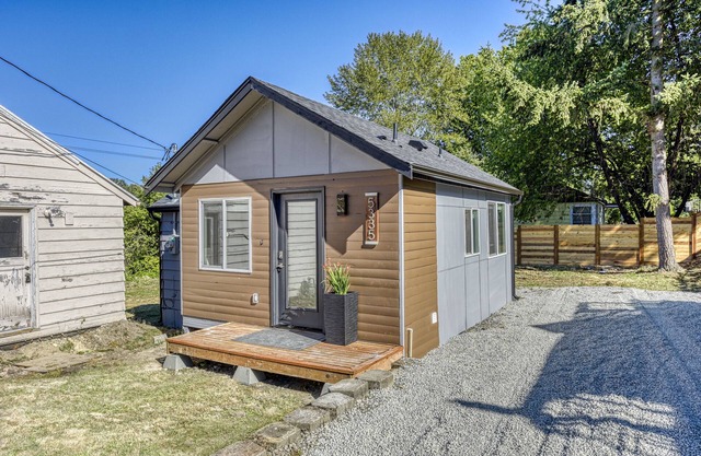 ► Modern Tiny House ◄ Big Personality, AC & Views!
