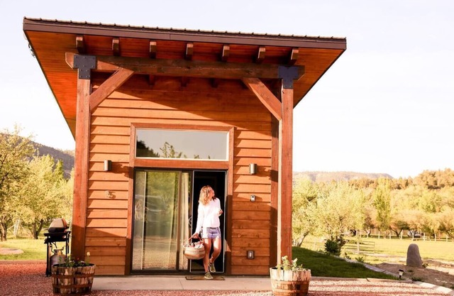 Apple Hollow Tiny House # 2 Zion / Bryce Tiny House dans un verger de pommiers! 4 couchages