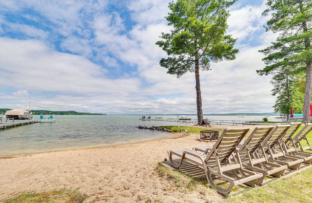 NOUVEAU! Torch Lake Cottage moderne w / Dock & Fire Pit!