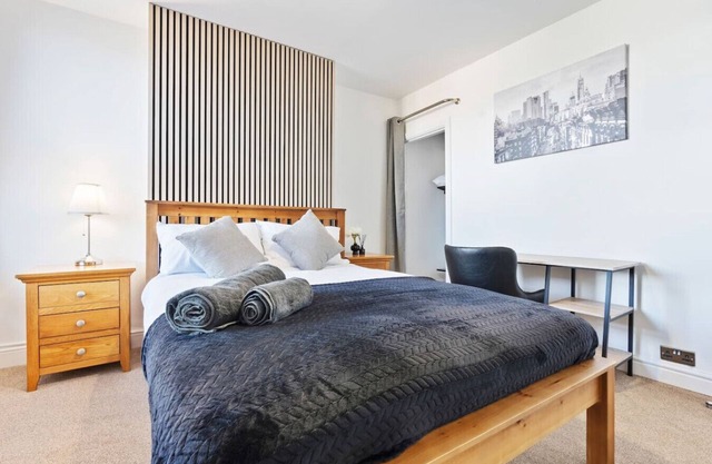 Modern Town House - Contractors + Netflix, 55"TV