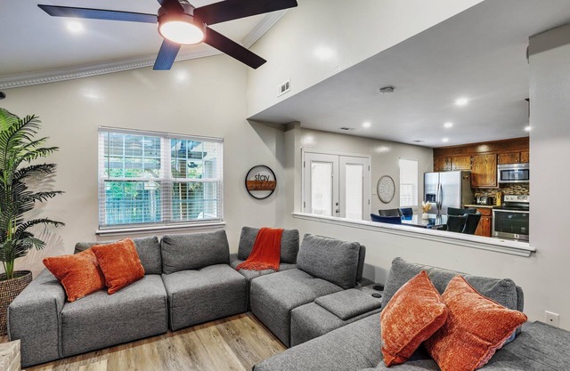 Modern Townhome with Outdoor Patio & Fire Pit- Close to Airport and Attractions