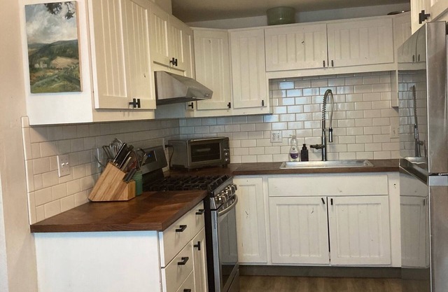 Modern Townhome close to town, pet/family friendly