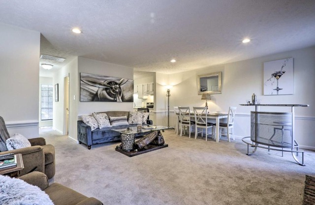 Modern Townhome with Deck and Golf Course Views!