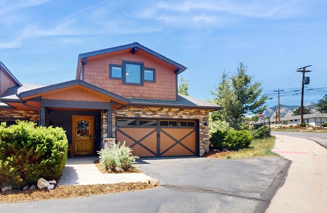 Modern townhomes with TV's, patio, & W/D - near Lake Estes