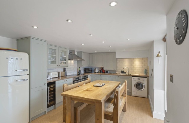 Modern Townhouse w/ Private Parking, Dartmouth