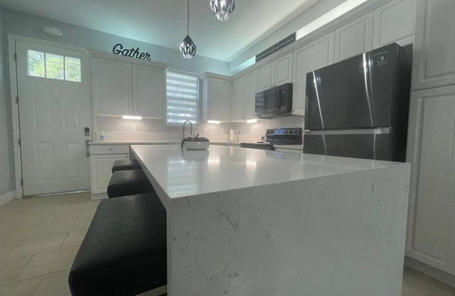 Modern Townhouse with Pool Close to Disney & Silver Spurs Arena