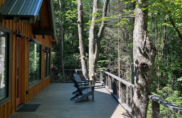 NOUVEAU chalet de ferme moderne dans les arbres, zone d'aventure Aska, à 10 min du centre-ville