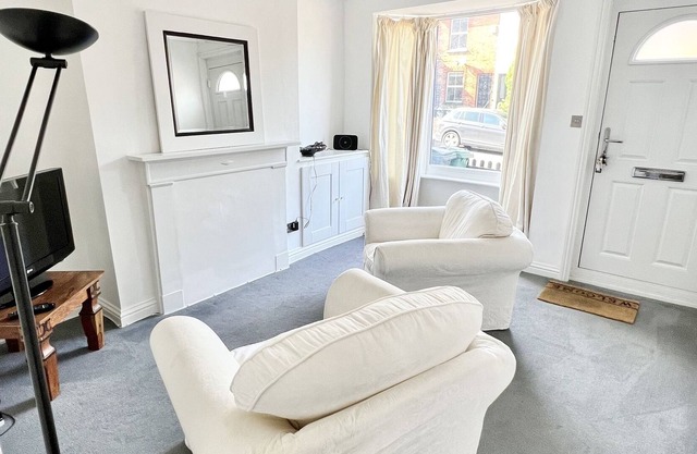 Modern Two Bedroom House with Garden with easy access to London