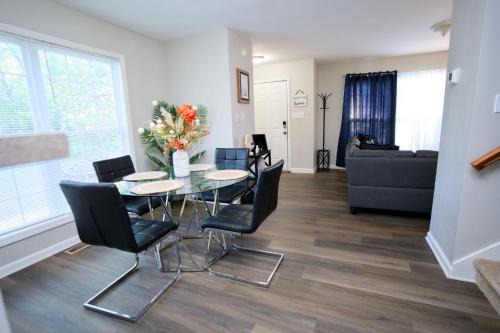 Modern Two BR Townhome, Workspace, Free Parking and Wi-Fi