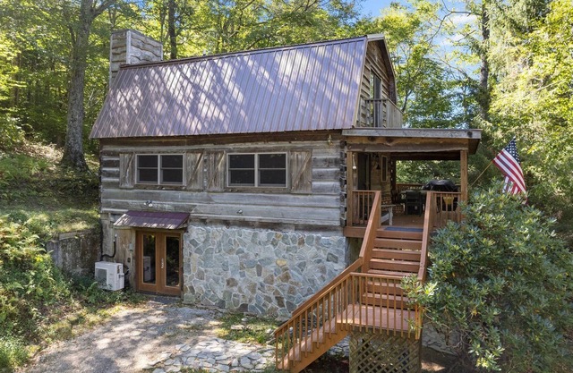 Modern Updated Antique Log home at Wolf Laurel Resort