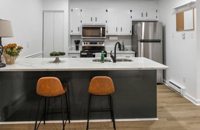 Modern Updated Oasis in Chesterfield On Golf Course