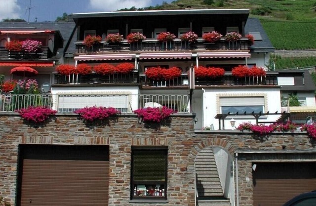Appartement avec balcon et vue directe sur la Moselle, stationnement non-fumeurs en face de la maison