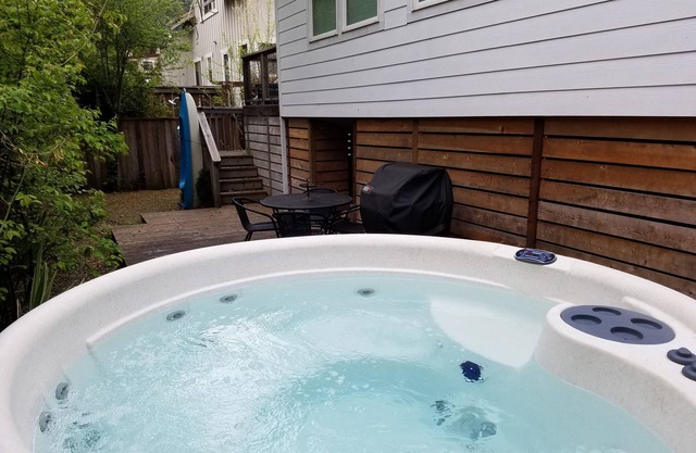 Plage moderne vacances Gem par la rivière w / bain à remous