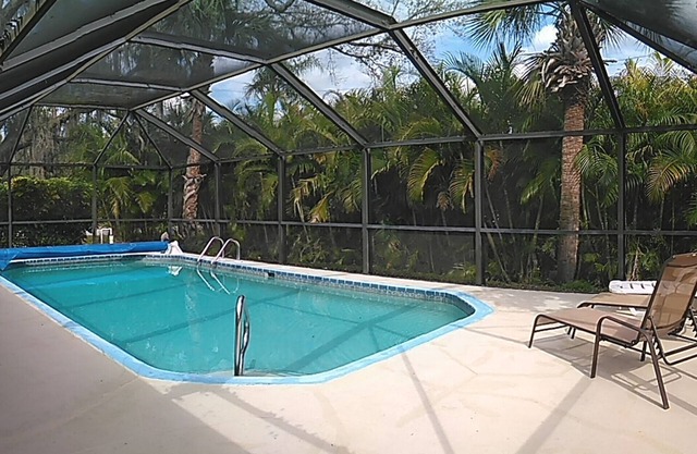 Villa de vacances moderne avec piscine chauffée dans un endroit calme