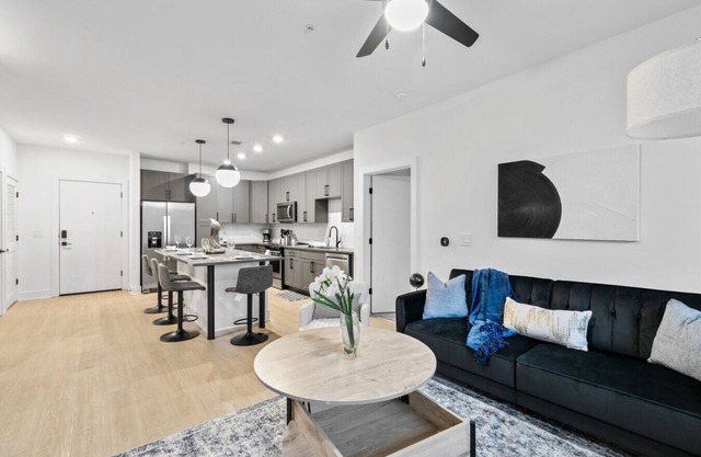 Modern Vibes: 2-Bedroom Condo & Secure Parking