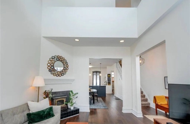 Modern Victorian Home Entire Home Or Private Rooms Available for family or group