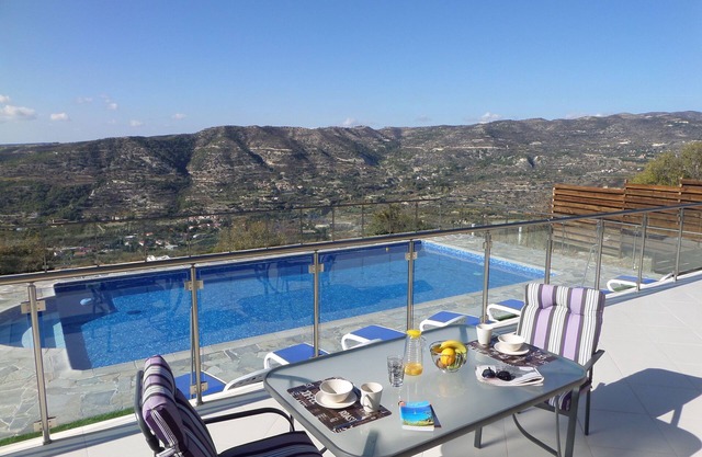 Villa moderne 5 en suite Bed-set dans les contreforts Troodos-piscine privée-vue imprenable