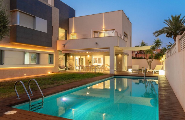 Modern villa 5 minutes from the beach with private pool in a prime location