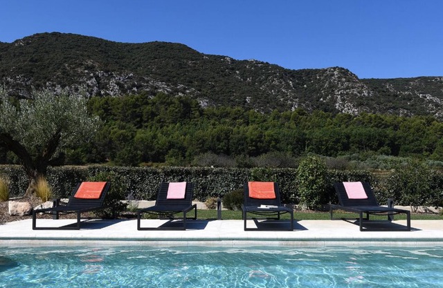 Villa Moderne au pied du Luberon