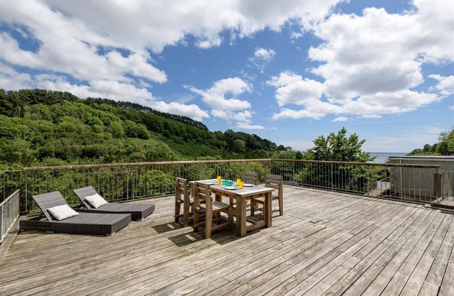 Villa moderne pour quatre personnes avec grand balcon et vue sur la mer