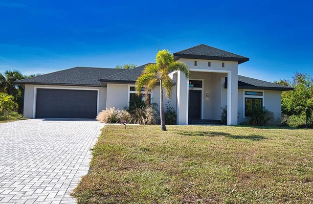 Modern villa near the beach with lanai, outdoor kitchen and fully equipped!