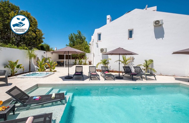 FANTASTIC VILLA W/ PRIVATE HEATABLE POOL & JACUZZI, A/C, WI-FI