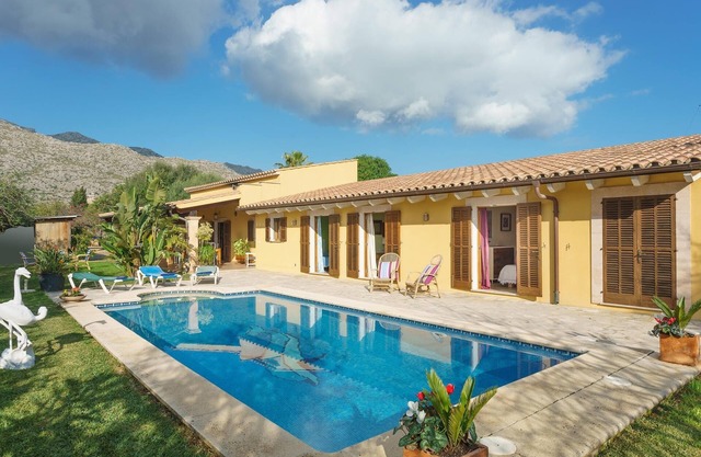 Villa moderne avec une touche rustique avec piscine près de la ville