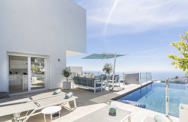 Villa moderne avec piscine chauffée et vue imprenable